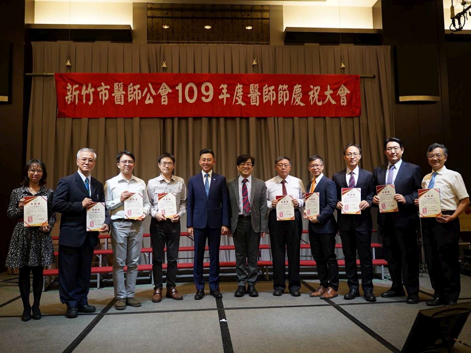 醫師公會「防疫特殊貢獻獎」９位得主與市長、醫師公會理事長邱國華（左6）