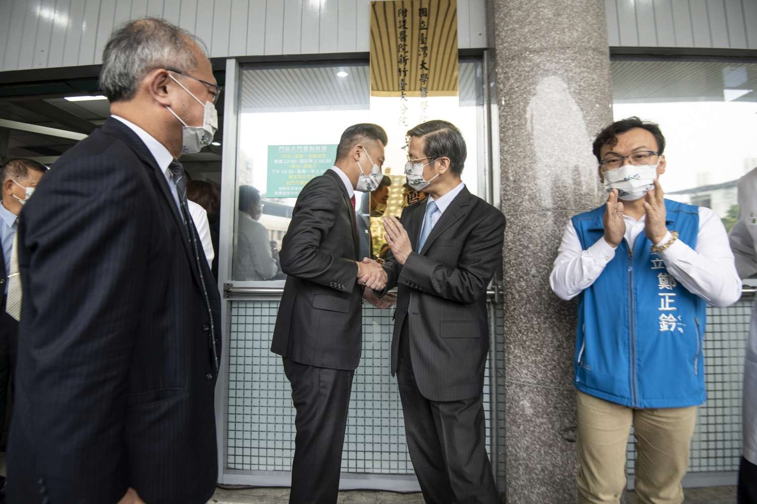 市長、臺大醫院副院長張上淳（左）握手致意