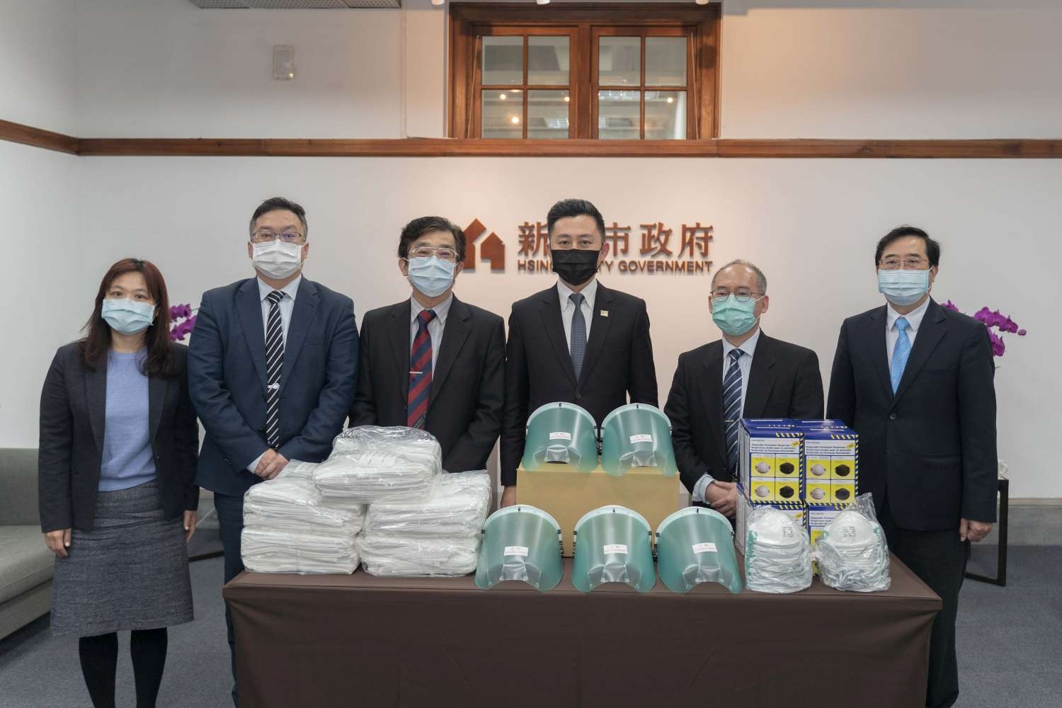 02新竹市府致贈醫護人員1600份防疫物資隔離衣、1600份面罩與1600份N95口罩。