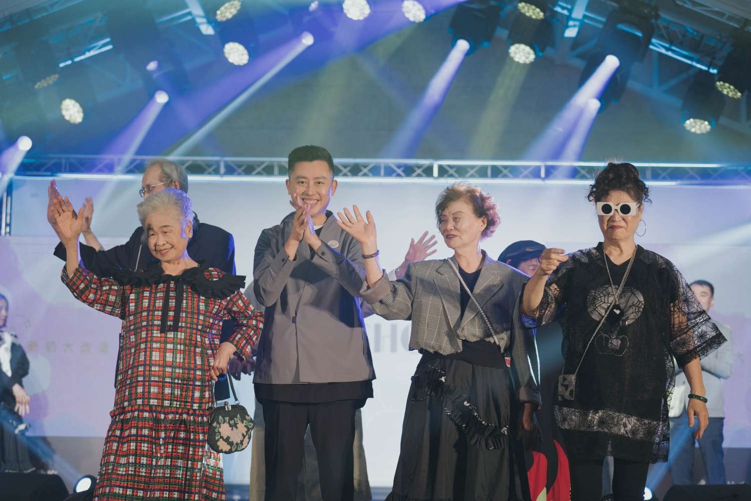 （左至右）彭芹妹奶奶、新竹市長林智堅、房良妹奶奶、郭淑珠奶奶。