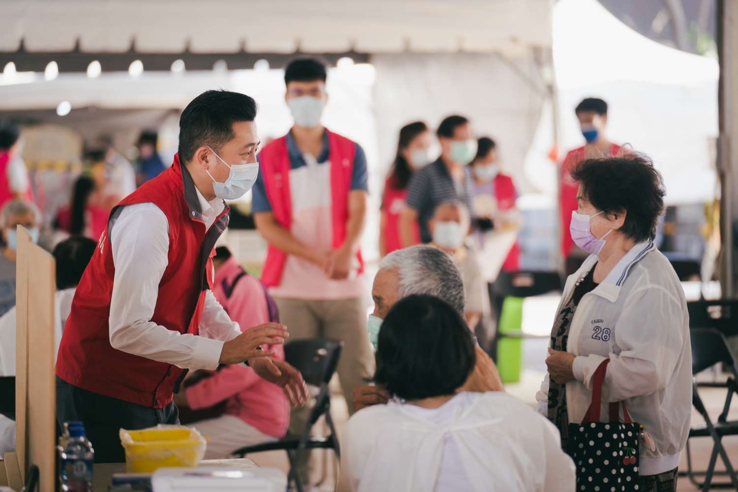 新竹市長林智堅視察長輩施打疫苗。（資料照）