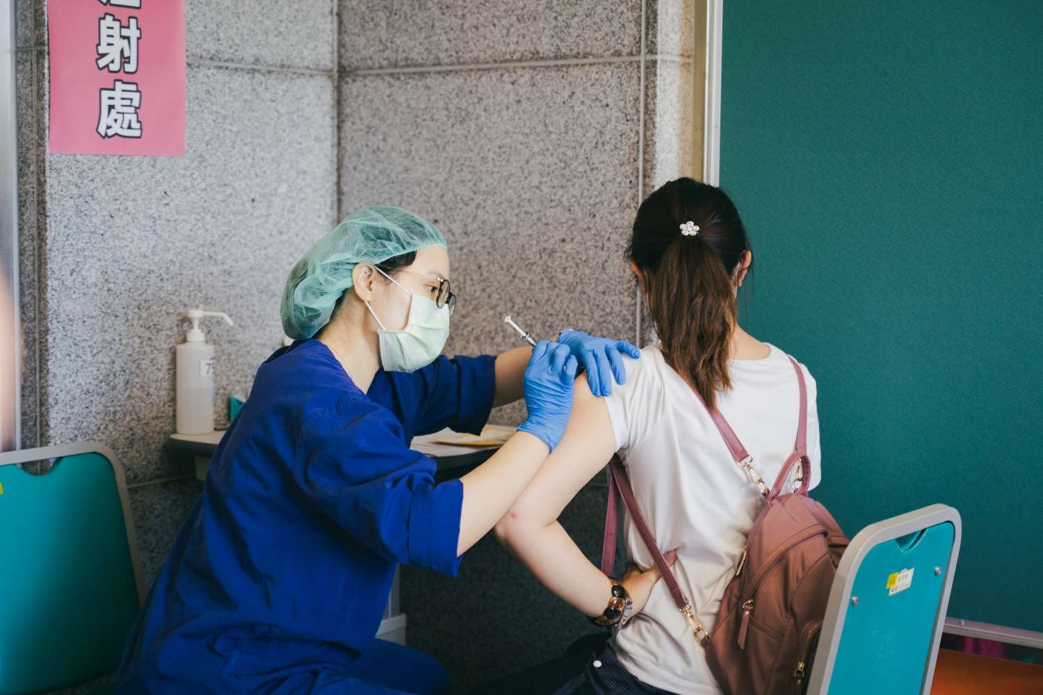 新竹市長林智堅宣布，周三（28日）將為1690名補習班教職員施打疫苗、一天完成，完善復課前防疫網。