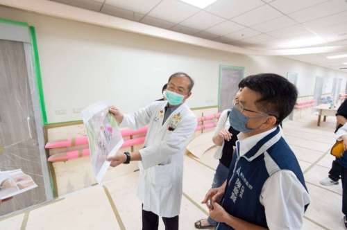 陳章賢代理市長視察2樓兒科門診空間，以四季為主題裝修，提供兒童有趣、安心的候診環境。