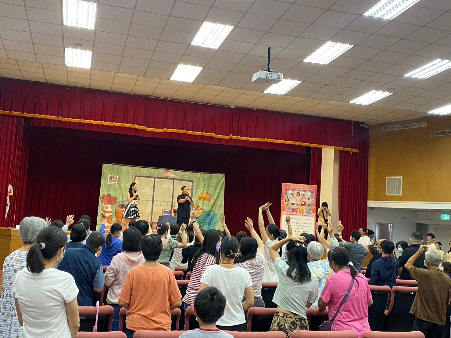 新竹市政府攜手天主教失智老人基金會於今(9)日在市府綜合大禮堂演出《我愛阿嬤妮》公益舞台劇