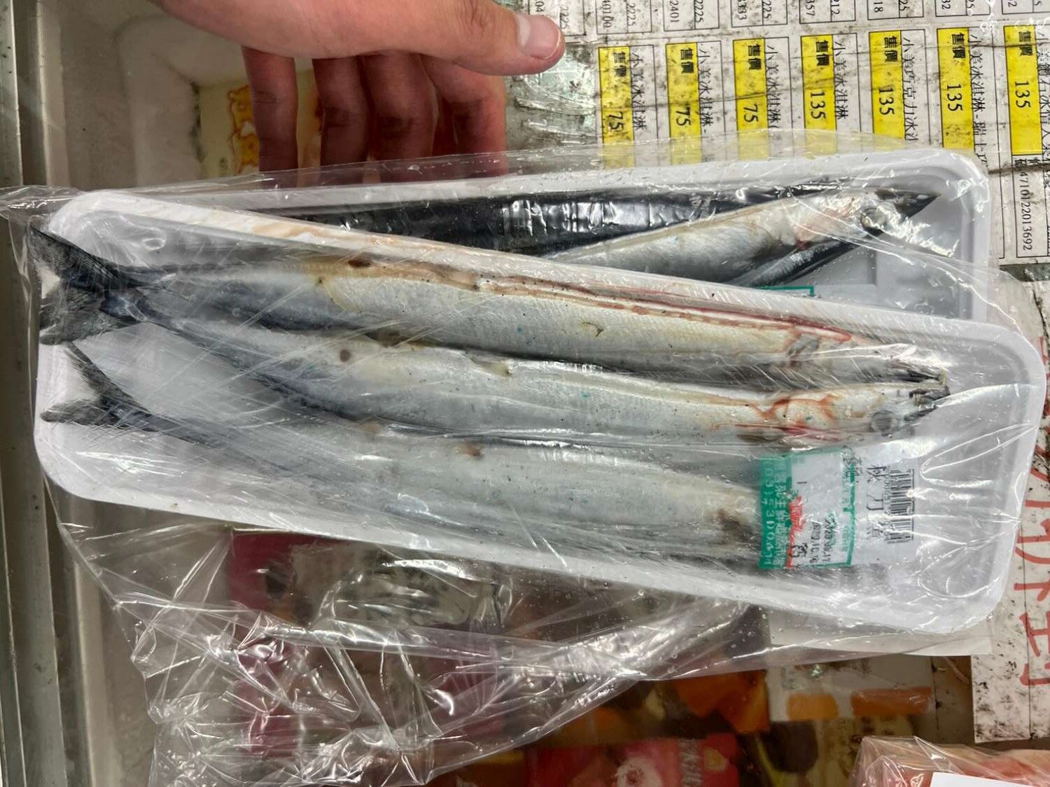檢驗竹市販售秋刀魚(有效日期2023.10.15)檢出重金屬-0.14mg/kg(容許量：0.05mg/kg)，不符規定，命業者下架並依法辦理