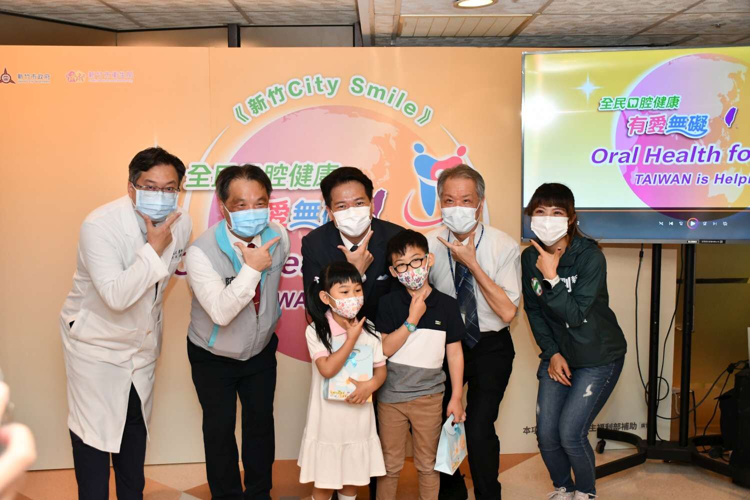 竹市兒童口腔健康週，副市長邱臣遠宣導口腔保健觀念，與孩子們合影。